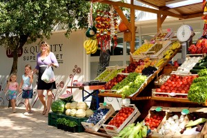 Een marktje met verse groente en fruit op camping lanterna kroatië