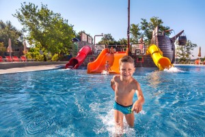 een vrolijk kind in het zwembad van camping lanterna in Kroatië